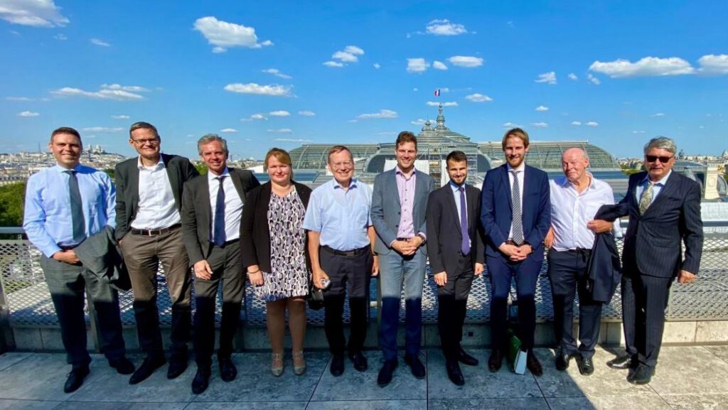 Die Delegation der deutschen "Ehemaligen" auf der Dachterrasse der Botschaft in Paris