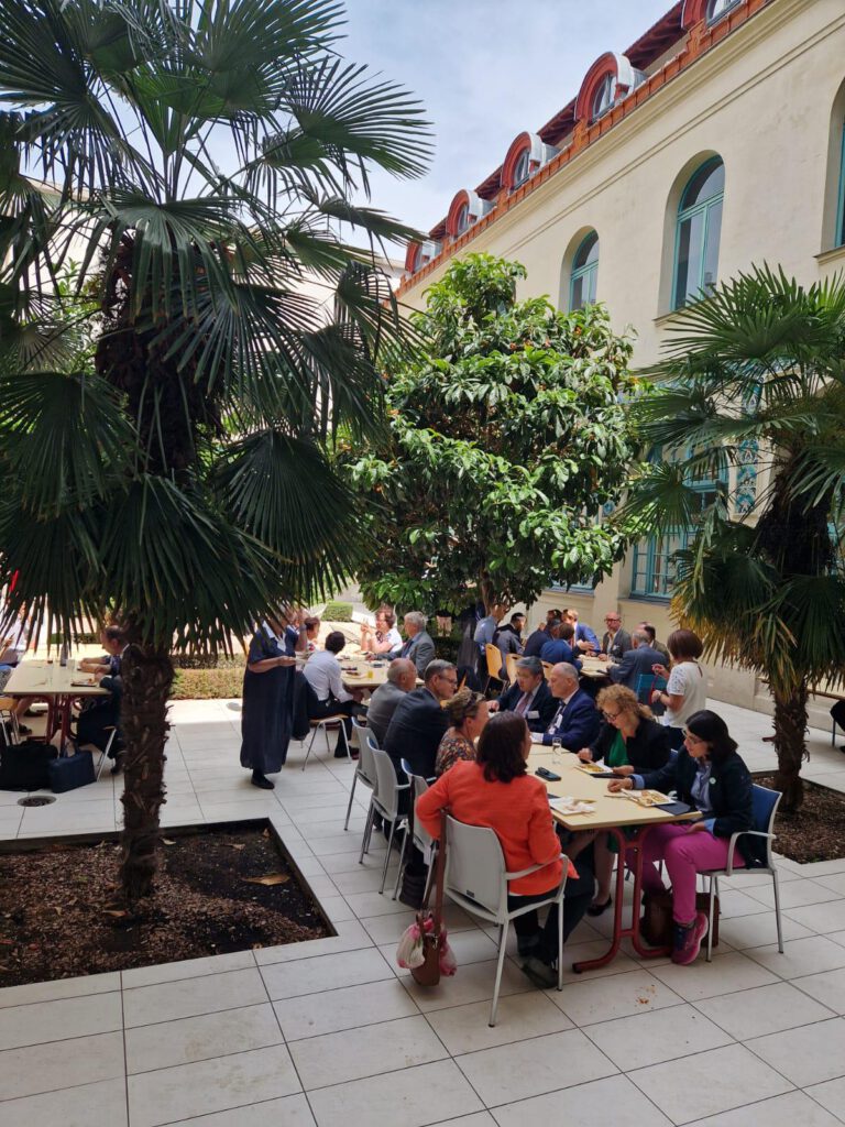 Mittagspause im Hof des INSP in Paris